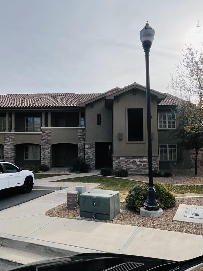 Building Photo - 810 S Dixie Dr