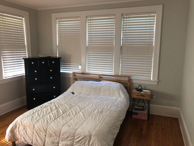 Master room with walk in closet and private access from the backyard - 2974 Myra St