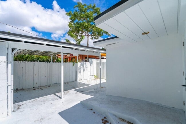 Foto del edificio - 2999 SW 17th St