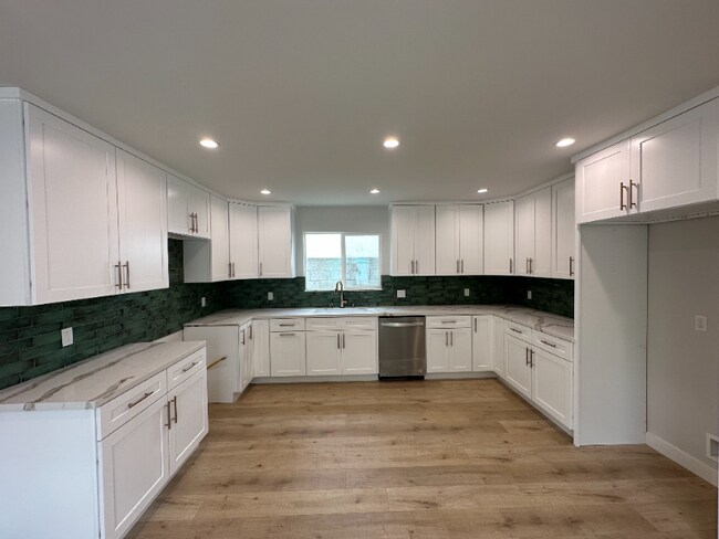 Foto del edificio - 6251 Longridge Ave