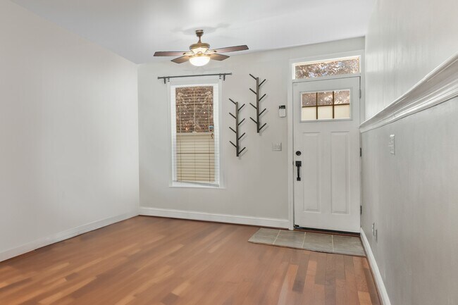 Building Photo - 1524 E Clement St