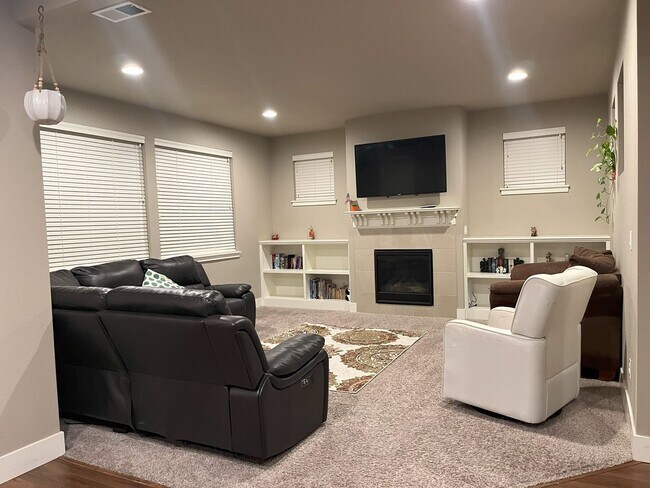 Foto del edificio - Stunning 4 BD* 2.5 BA* Single Family Home ...