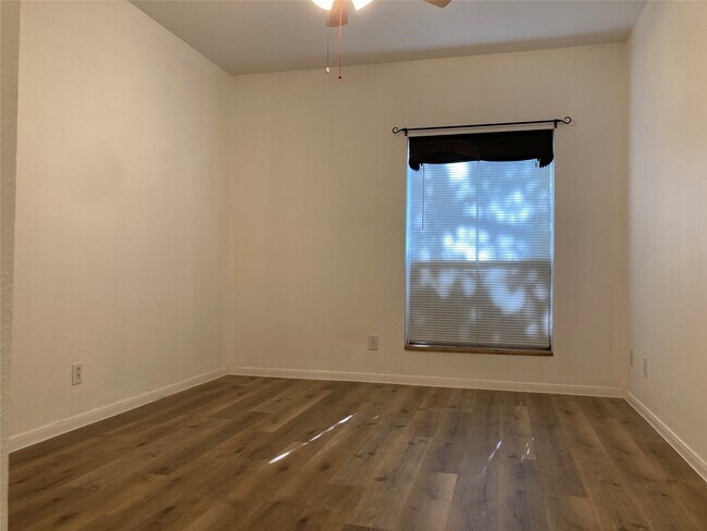 Foto del edificio - 6500 Harbor Town Dr