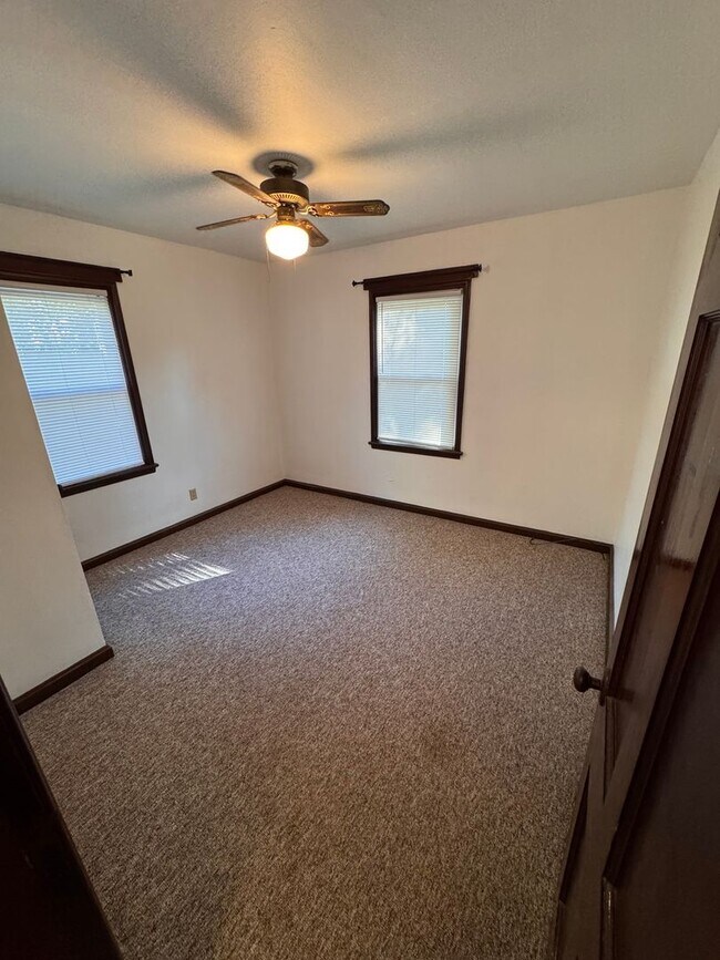 Building Photo - 2 Bedroom, 1 Bath House