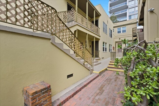 Building Photo - Charming Vintage One Bedroom in Prime Bankers Hill Location