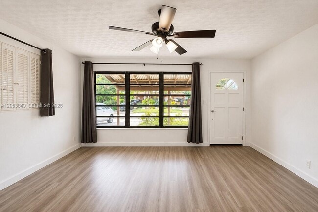 Foto del edificio - 930 NE 23rd Ct
