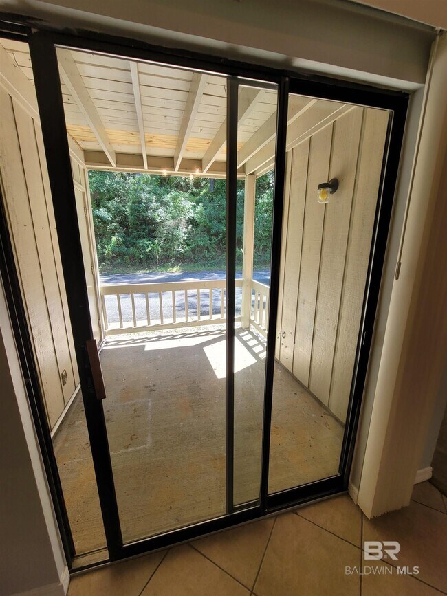 Foto del edificio - 512 Lake Forest Blvd