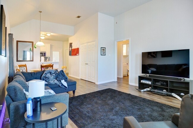 Photo - 2811 Wayside Dr House