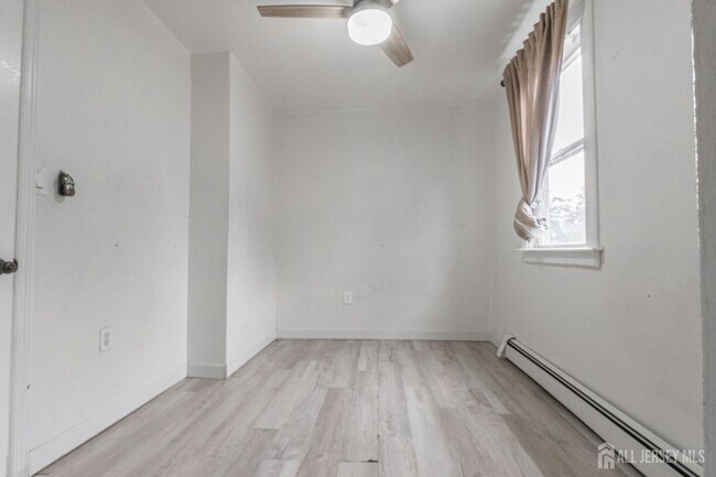 Foto del edificio - 253 Goldsmith Ave