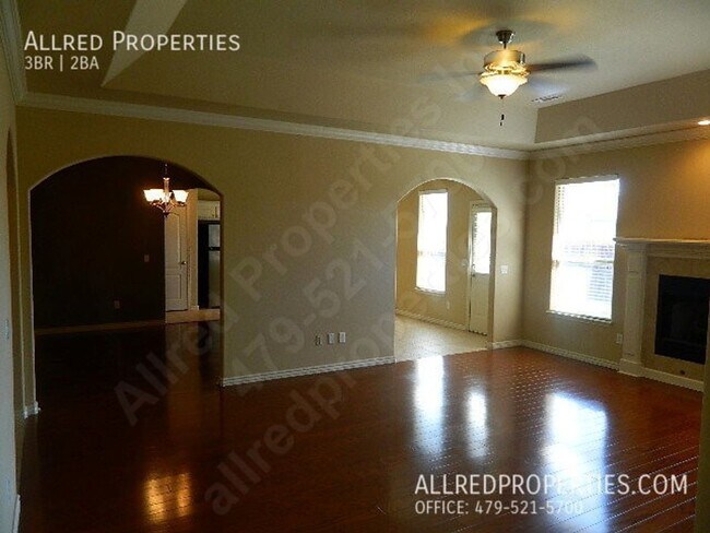 Building Photo - Beautiful 3 Bedroom 2 Bathroom Home Near T...
