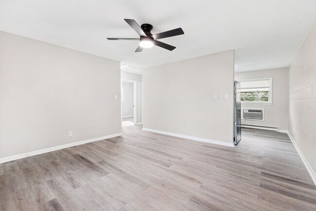 Building Photo - Updated 2 Bedroom Apartment in Carrboro