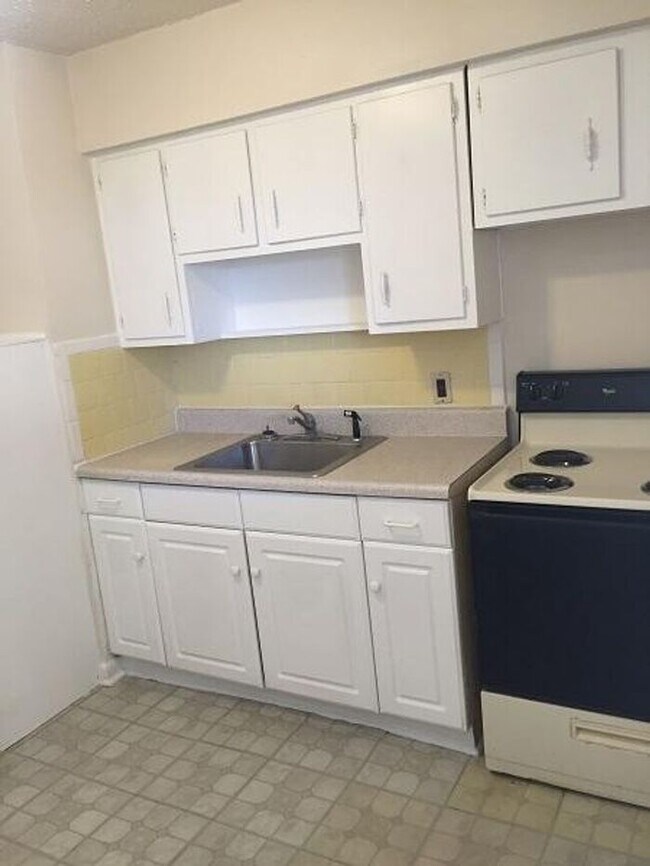 Building Photo - Recently Renovated 2/1 in Hogan's Creek