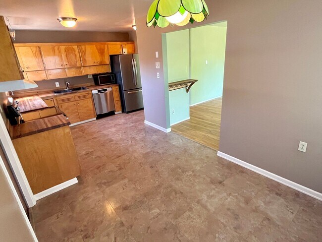 Foto del edificio - Arbor Lodge Bungalow with Hardwoods, Attac...