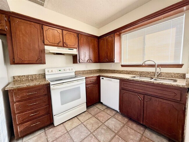 Building Photo - 214 Justin Dr