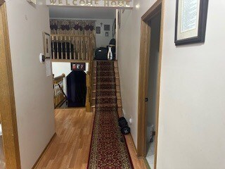 Pasillo a la sala de estar superior - 19158 Yale St NW