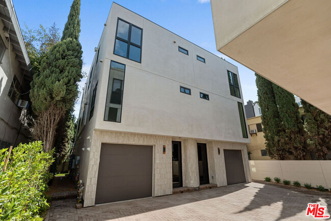 Foto del edificio - 428 Arnaz Dr