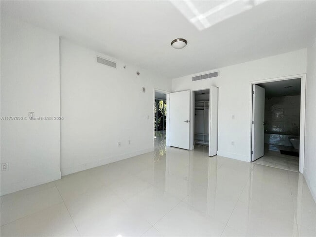 Building Photo - 9940 W Bay Harbor Dr