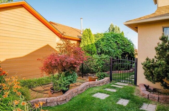 Foto del edificio - One of a kind Furnished Home with gorgeous back yard!