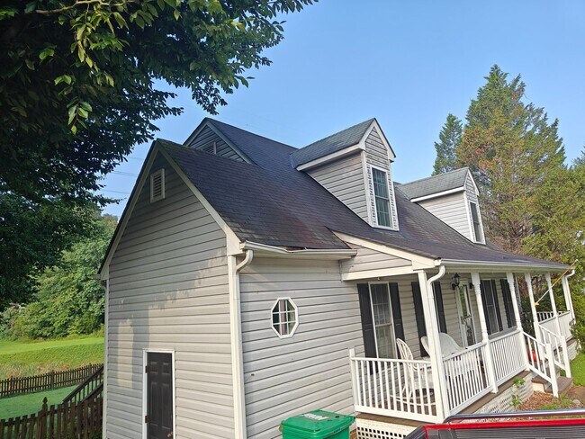 Foto del edificio - # bedroom home with fenced rear yard