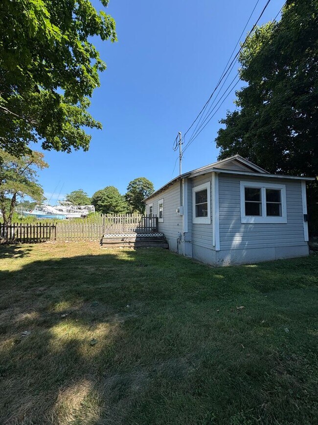 Foto del edificio - Quiet and Cozy Single Family in Noank Village
