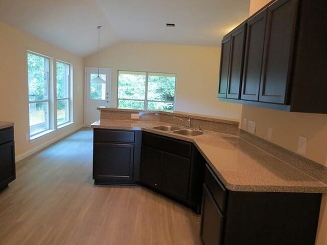 Building Photo - 318 Lake View Dr