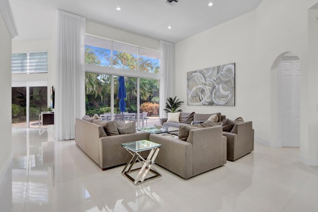 Building Photo - 6564 Somerset Cir