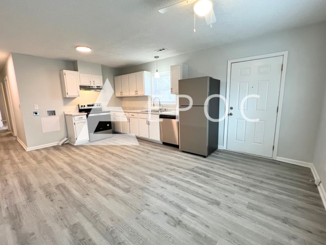 Building Photo - Greensboro Duplex 2 Bedroom, 1 Bathroom- B...