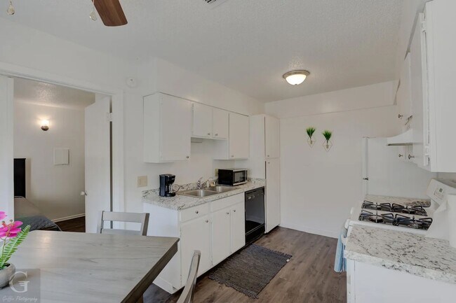 Foto del edificio - Fully Furnished All Bills Included - 2 bed...