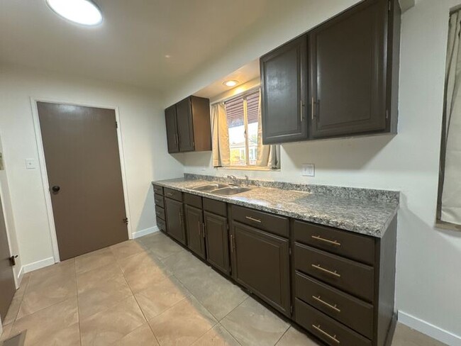 Building Photo - 2 bed / 1 bath - Available now!