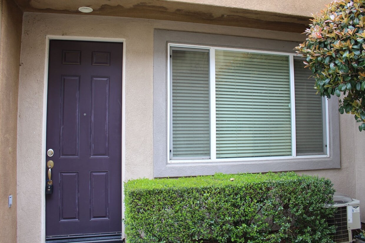 Primary Photo - Beautiful 3bd/2.5 ba condo in Moreno Valle...