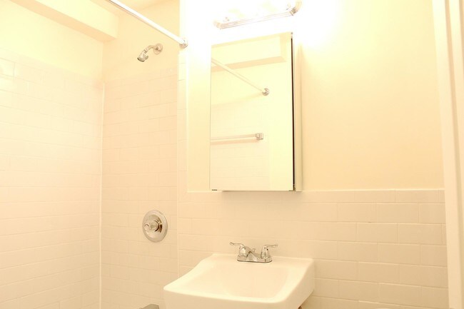 Building Photo - 425 E 75th St