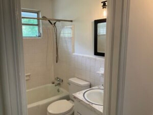Building Photo - Duplex in Earlwood!