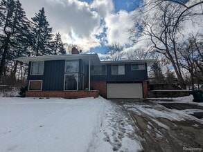 Building Photo - 5155 Greenview Dr