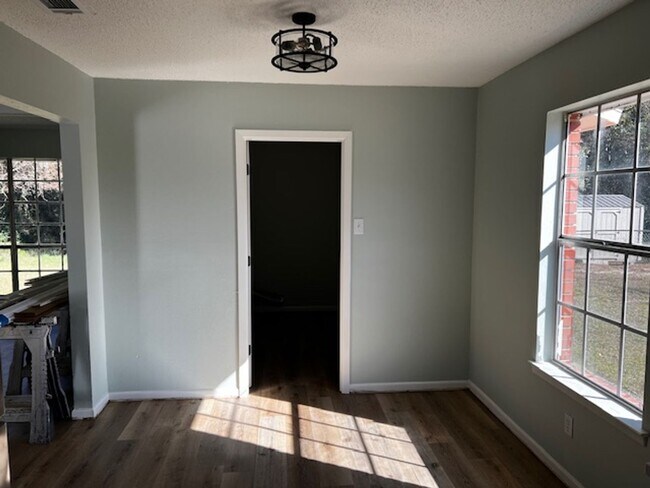 Foto del edificio - 3/2 Large Backyard, NEWLY renovated Kitchen & Baths