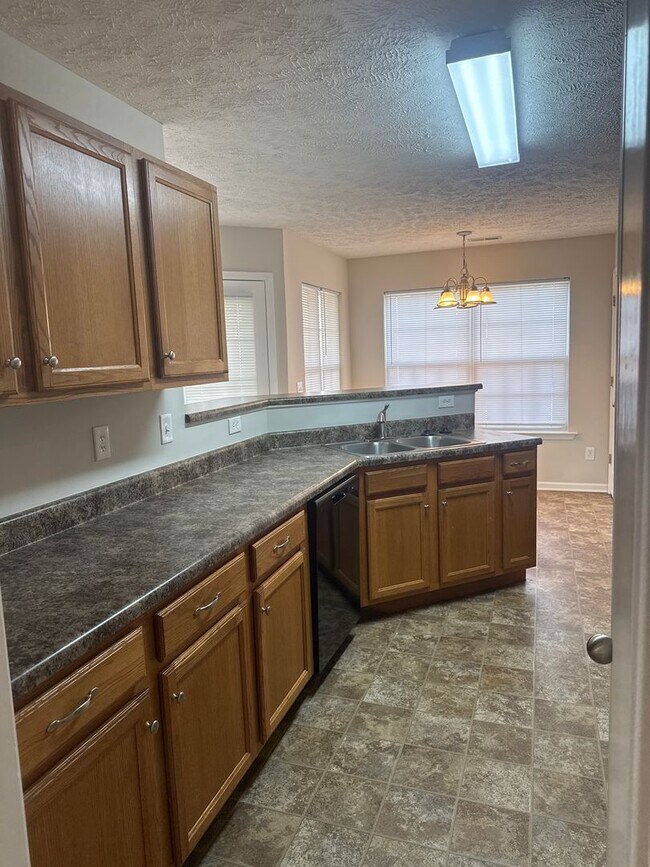 Foto del edificio - Great location! Close to Everything!