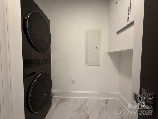 Foto del edificio - 4625 Piedmont Row Dr