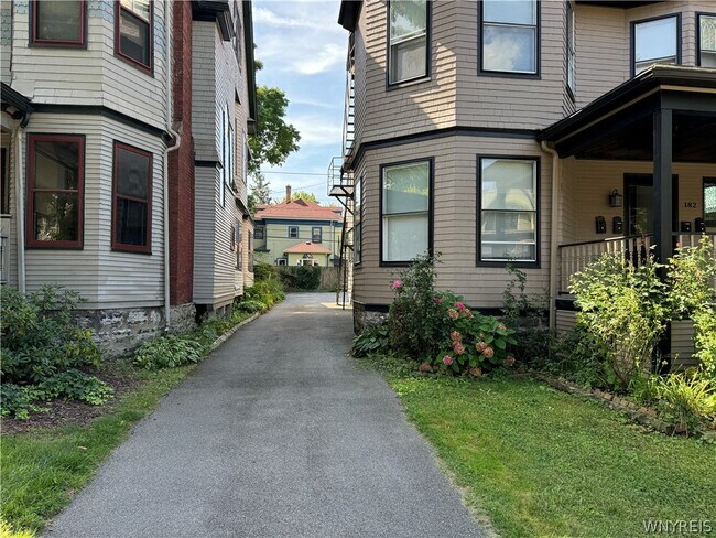 Foto del edificio - 182 Lancaster Ave