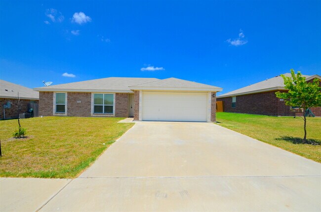 Building Photo - GREAT 3 BED/2 BATH HOME IN SKYLINE RIDGE- ...
