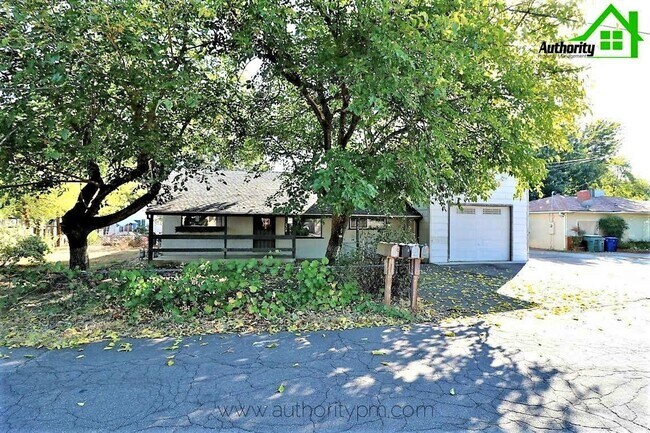 Building Photo - 5365 Rosswood St