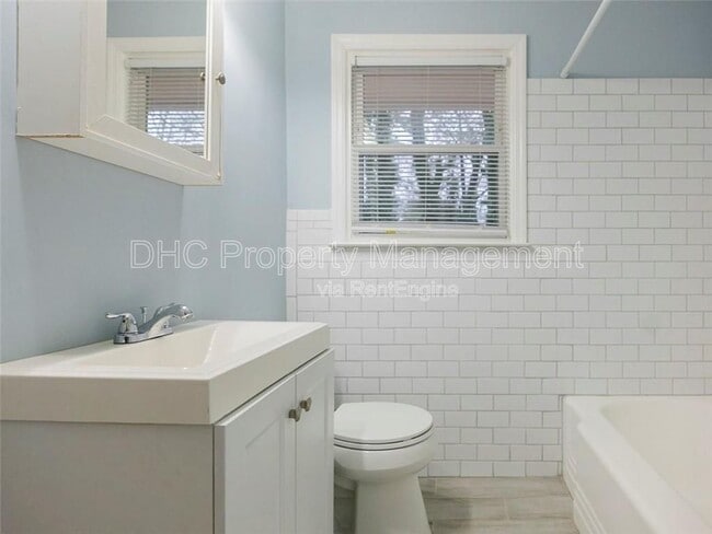 Building Photo - 161 Larose Cir SE