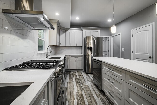 Building Photo - 1411 Dalewood Dr NE