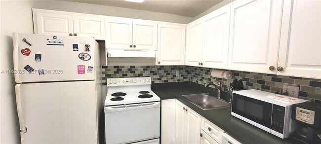 Building Photo - 9310 Fontainebleau Blvd