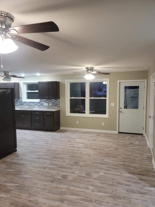 Building Photo - 407 E Center St