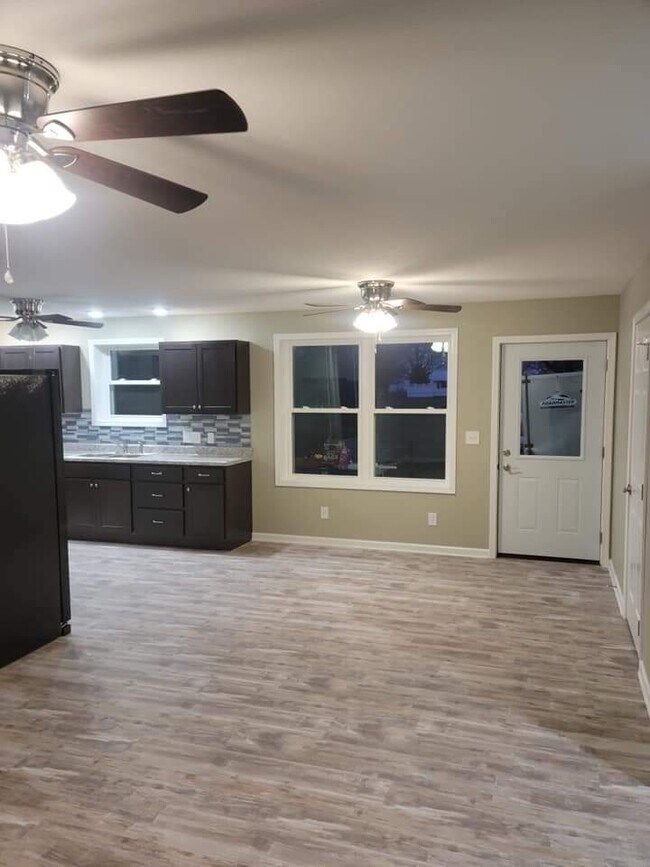 Foto del edificio - 407 E Center St