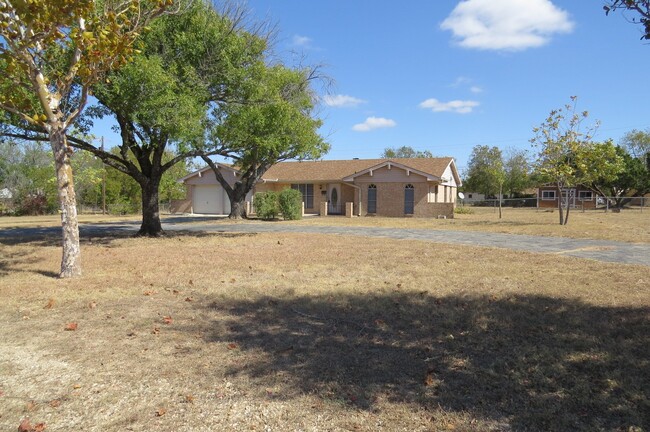 Building Photo - Updated 3-Bed Home on Nearly an Acre in Ki...