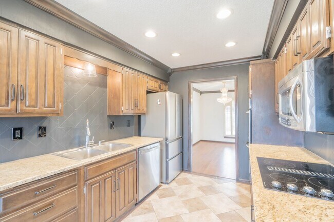 Foto del edificio - Price drop! Recently updated 3 bed/ 2 bath...