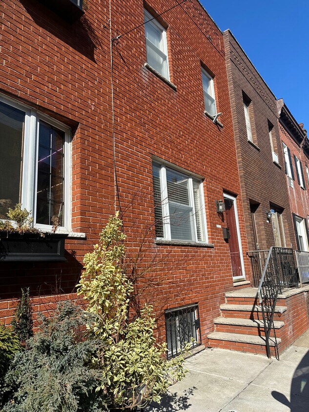 Two story renovated brick rowhouse available March 1. - 2318 S Carlisle St