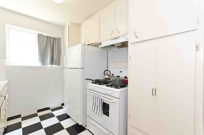 Foto del edificio - Furnished 2 and 3 Bedroom Apartments Short...
