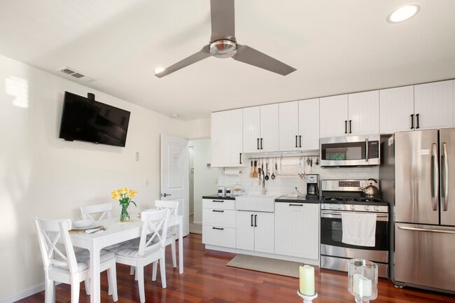 Building Photo - 313 S Rios Ave