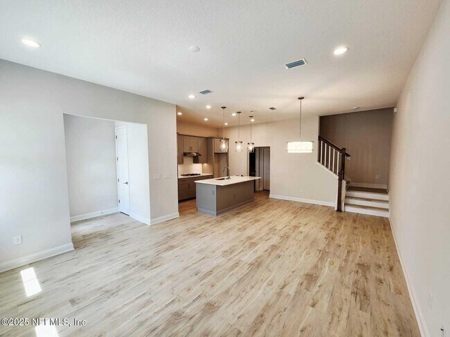 Foto del edificio - 541 Crestview Dr